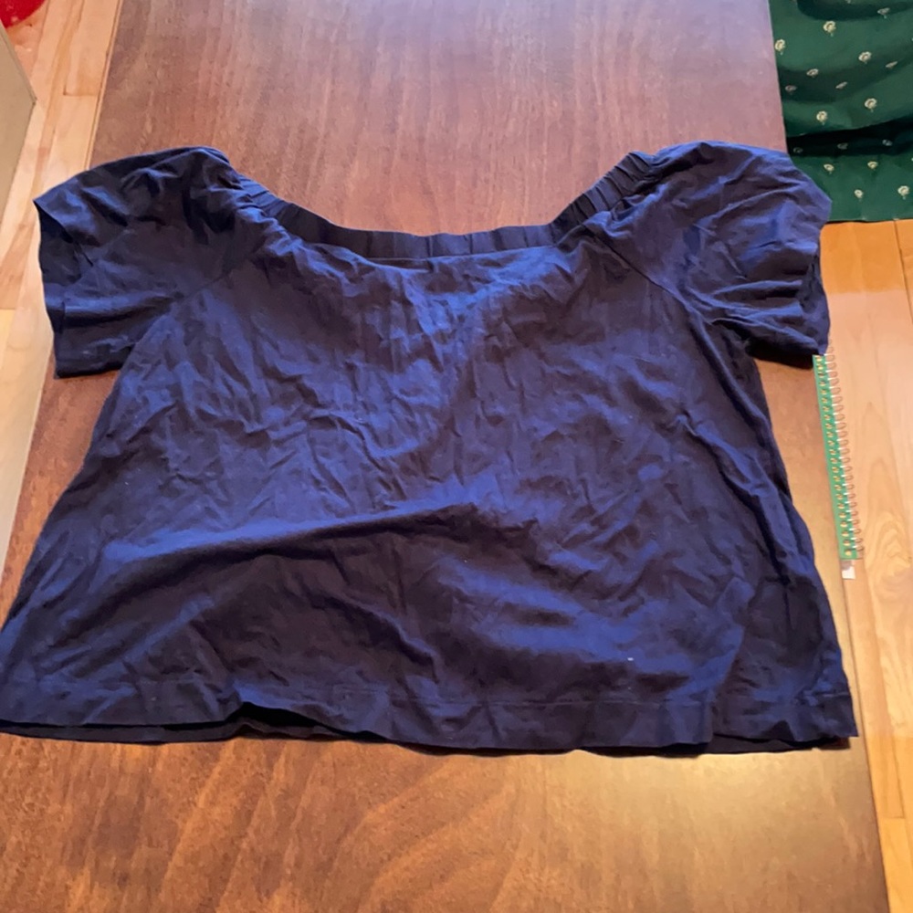 Off the shoulder Banana Republic tee.